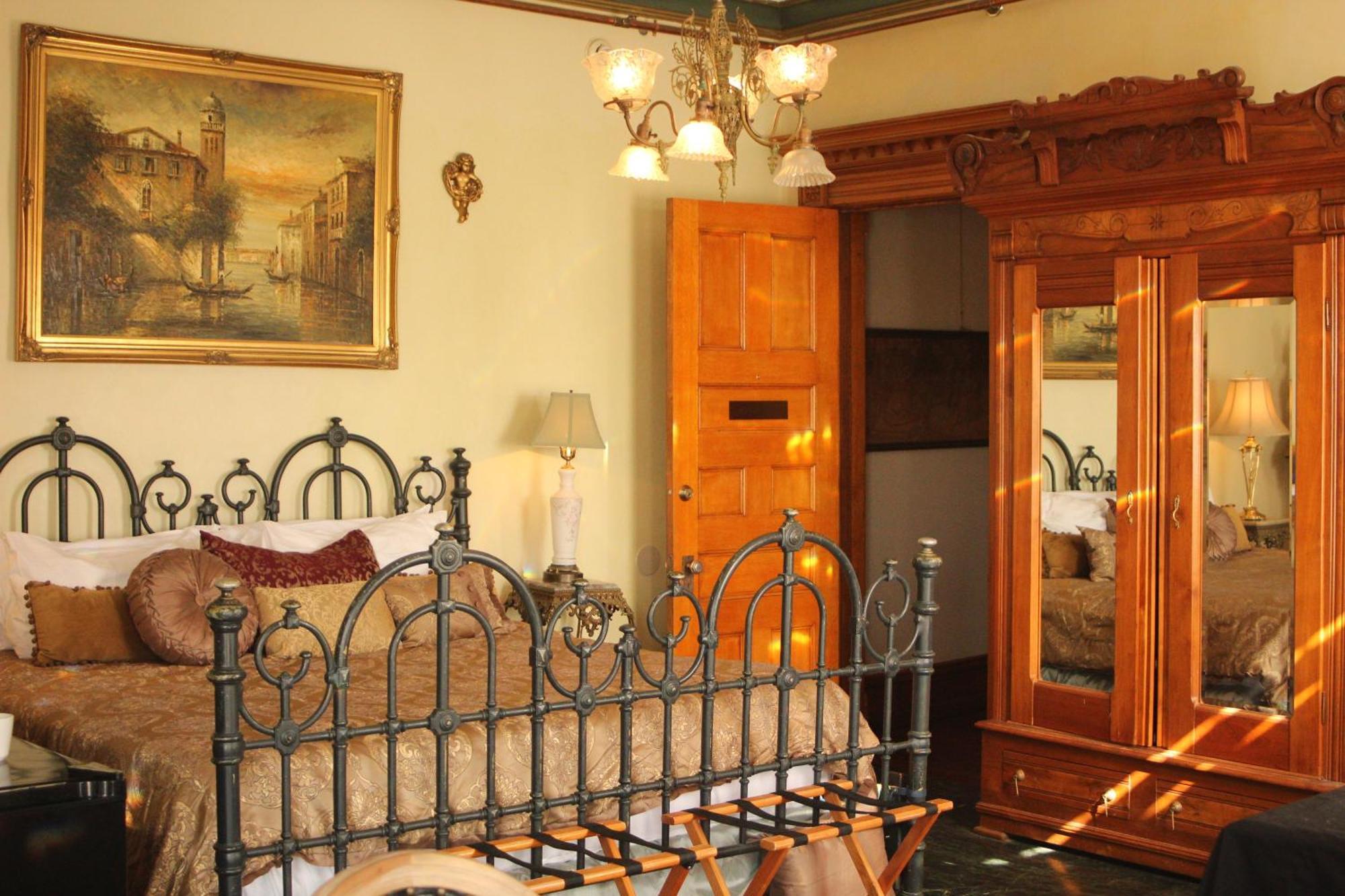 Henderson Castle Inn Kalamazoo Room photo